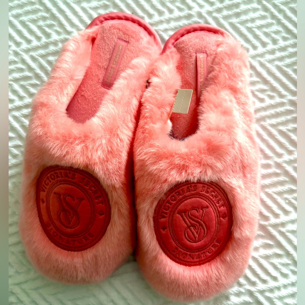 (NWT) Victorias Secret Pink Plush Slippies: S/P. These are a Must-Have😍 💖